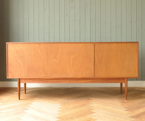 アンティークのキャビネット　アンティーク家具　チーク材を使ったヴィンテージ家具、北欧のサイドボード（マッキントッシュ）。きちんとメンテナンスしているので後ろから見ても美しいです。(x-738-f)