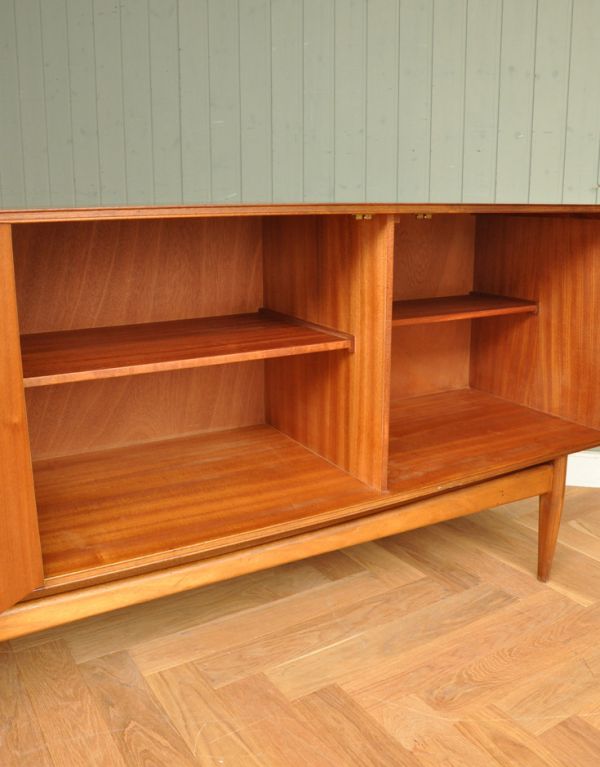 アンティークのキャビネット　アンティーク家具　チーク材を使ったヴィンテージ家具、北欧のサイドボード（マッキントッシュ）。しっかりメンテナンスをしてありますので、中はキレイな状態です。(x-738-f)