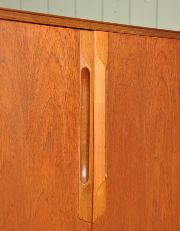 アンティークのキャビネット　アンティーク家具　チーク材を使ったヴィンテージ家具、北欧のサイドボード（マッキントッシュ）。開閉しやすい形の取っ手です。(x-738-f)