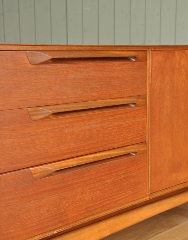 アンティークのキャビネット　アンティーク家具　チーク材を使ったヴィンテージ家具、北欧のサイドボード（マッキントッシュ）。こちらは引き出しの取っ手です。(x-738-f)