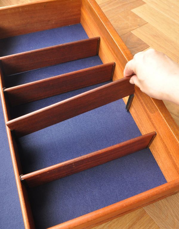 アンティークのキャビネット　アンティーク家具　チーク材を使ったヴィンテージ家具、北欧のサイドボード（マッキントッシュ）。引き出しの最上段はフェルトが張ってあるので、アクセサリーなどそのまま入れられます。(x-738-f)