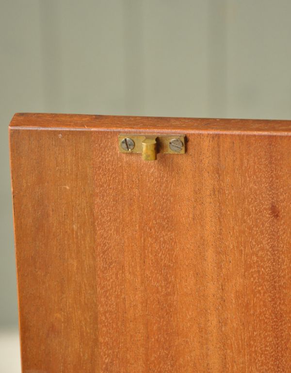 アンティークのキャビネット　アンティーク家具　チーク材を使ったヴィンテージ家具、北欧のサイドボード（マッキントッシュ）。扉にはマグネットが付いているので、開け閉めがスムーズです。(x-738-f)