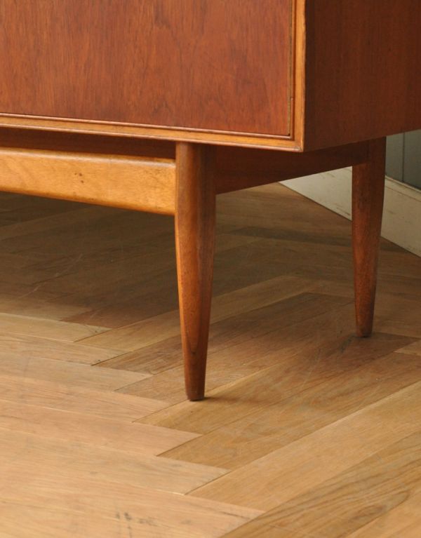 アンティークのキャビネット　アンティーク家具　チーク材を使ったヴィンテージ家具、北欧のサイドボード（マッキントッシュ）。脚はすっきりしたデザインです。(x-738-f)