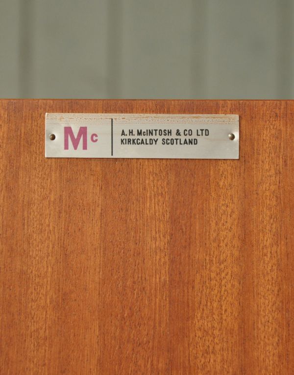 アンティークのキャビネット　アンティーク家具　チーク材を使ったヴィンテージ家具、北欧のサイドボード（マッキントッシュ）。「マッキントッシュ」のタグが残っています。(x-738-f)