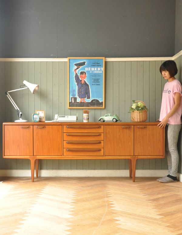 サイドボード　アンティーク家具　チーク材を使ったヴィンテージ家具、美しい北欧のサイドボード（younger社）。脚があるので軽やかな印象です。(x-739-f)