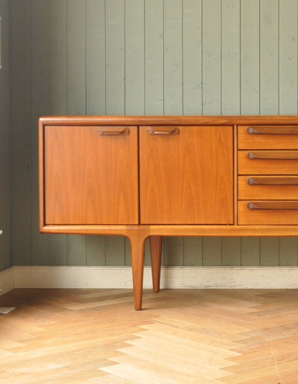 サイドボード　アンティーク家具　チーク材を使ったヴィンテージ家具、美しい北欧のサイドボード（younger社）。リビングで電話などの置き場所として使っても最適です。(x-739-f)