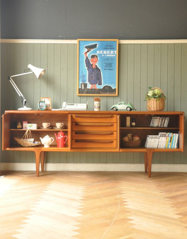 サイドボード　アンティーク家具　チーク材を使ったヴィンテージ家具、美しい北欧のサイドボード（younger社）。両サイドの扉の奥はたっぷり収納。(x-739-f)