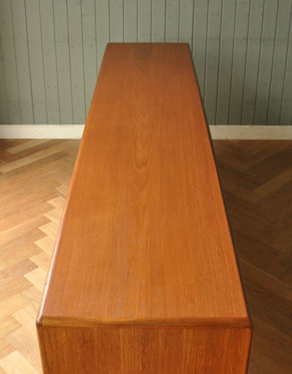 サイドボード　アンティーク家具　チーク材を使ったヴィンテージ家具、美しい北欧のサイドボード（younger社）。天板もキレイに塗装を仕上げました。(x-739-f)