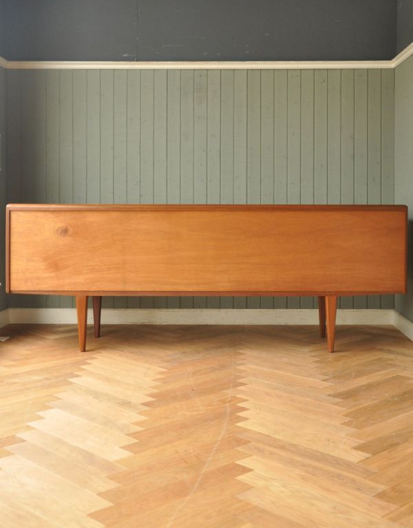 サイドボード　アンティーク家具　チーク材を使ったヴィンテージ家具、美しい北欧のサイドボード（younger社）。きちんとメンテナンスをしているので、裏側もキレイな状態です。(x-739-f)