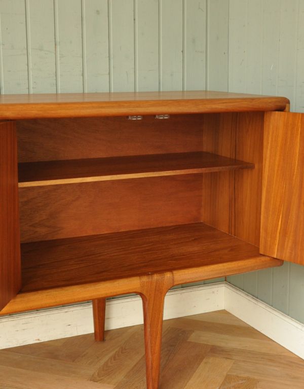 サイドボード　アンティーク家具　チーク材を使ったヴィンテージ家具、美しい北欧のサイドボード（younger社）。左右の扉内には、棚板が付いているのできちんと整理整頓ができます。(x-739-f)