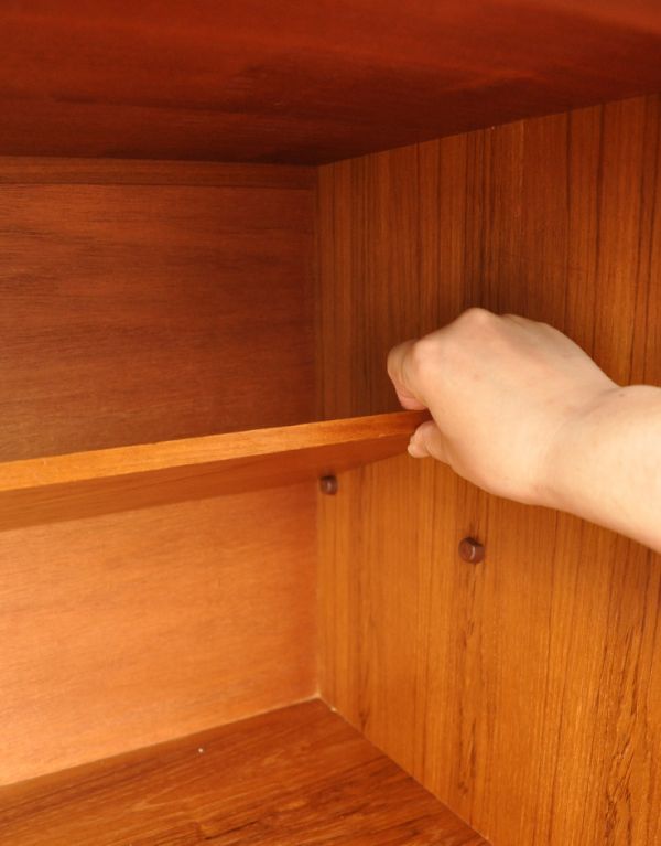 サイドボード　アンティーク家具　チーク材を使ったヴィンテージ家具、美しい北欧のサイドボード（younger社）。棚板は取り外しができます。(x-739-f)