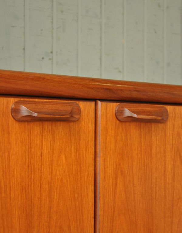 サイドボード　アンティーク家具　チーク材を使ったヴィンテージ家具、美しい北欧のサイドボード（younger社）。扉の取っ手は開閉しやすい形の取っ手です。(x-739-f)