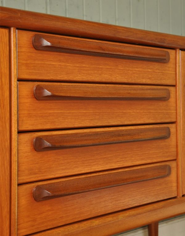 サイドボード　アンティーク家具　チーク材を使ったヴィンテージ家具、美しい北欧のサイドボード（younger社）。扉の取っ手も引き出しとお揃い。(x-739-f)