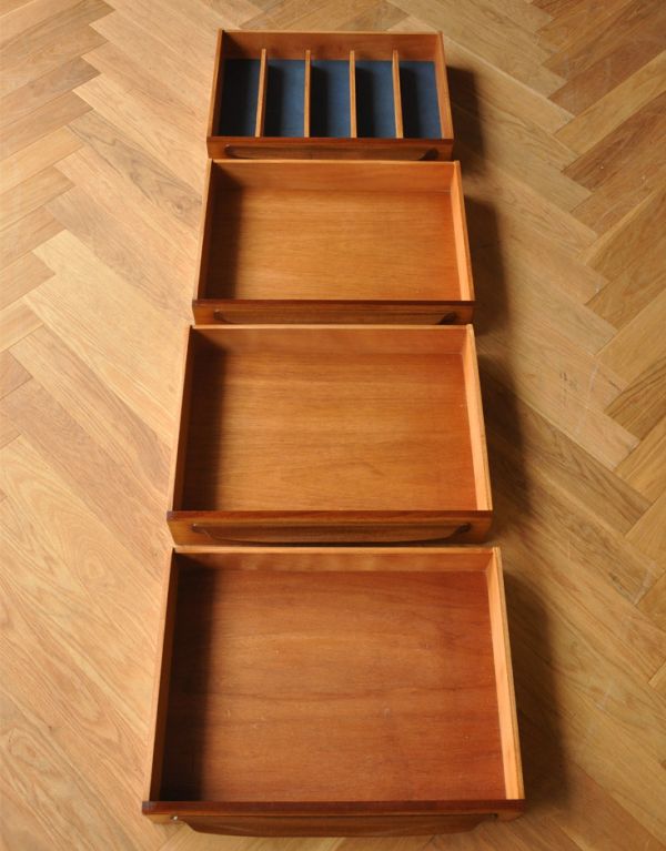 サイドボード　アンティーク家具　チーク材を使ったヴィンテージ家具、美しい北欧のサイドボード（younger社）。引き出しがあるので細かいものもしまえます。(x-739-f)