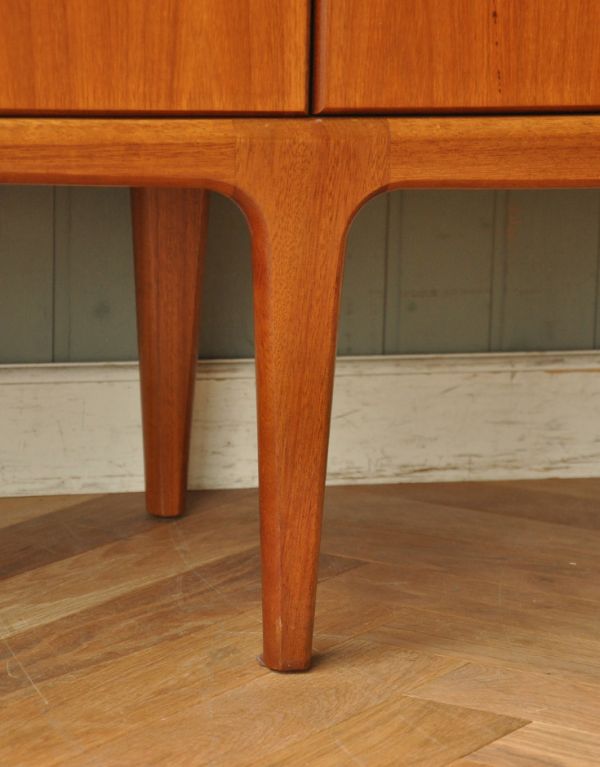 サイドボード　アンティーク家具　チーク材を使ったヴィンテージ家具、美しい北欧のサイドボード（younger社）。きちんと支えます。(x-739-f)