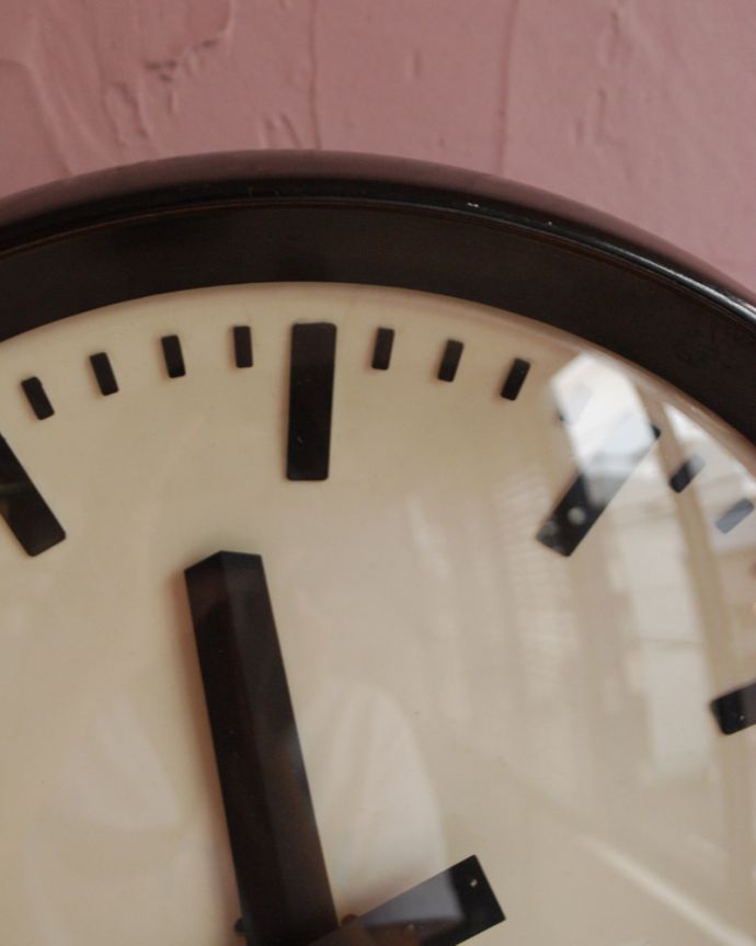 アンティーク その他の雑貨　アンティーク雑貨　パラゴトロン社のインダストリアルなアンティーク壁掛け時計（ブラック）。アンティークのため、多少のキズや汚れがある場合がありますが、使用上問題はありませんので、ご了承下さい。(x-739-z)