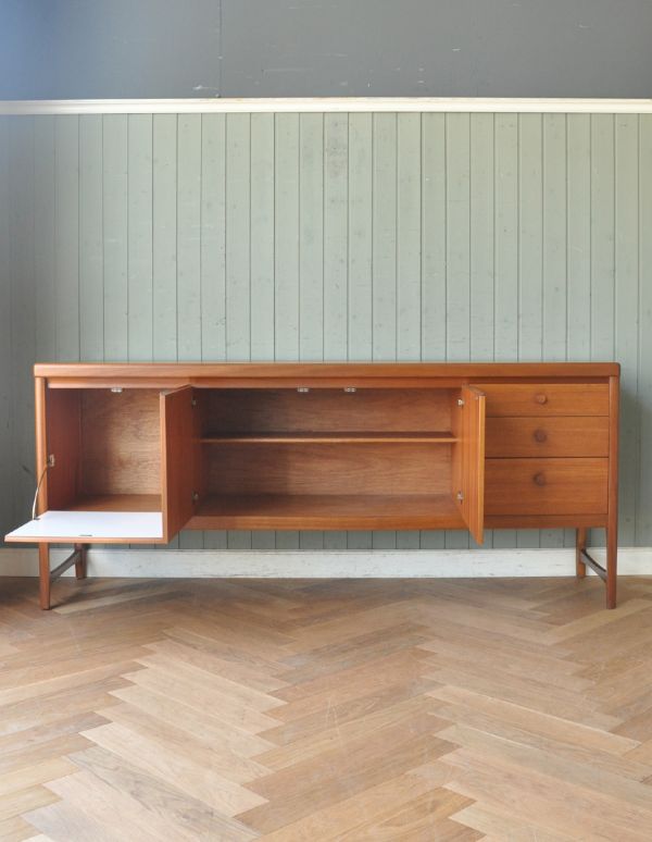 アンティークのキャビネット　アンティーク家具　Nathan（ネイサン）社のサイドボード。扉の奥はたっぷり収納。(x-779-f)