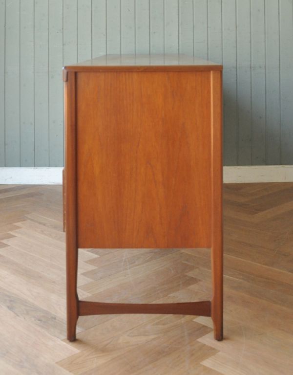 アンティークのキャビネット　アンティーク家具　Nathan（ネイサン）社のサイドボード。サイドから見てもキレイな状態です。(x-779-f)