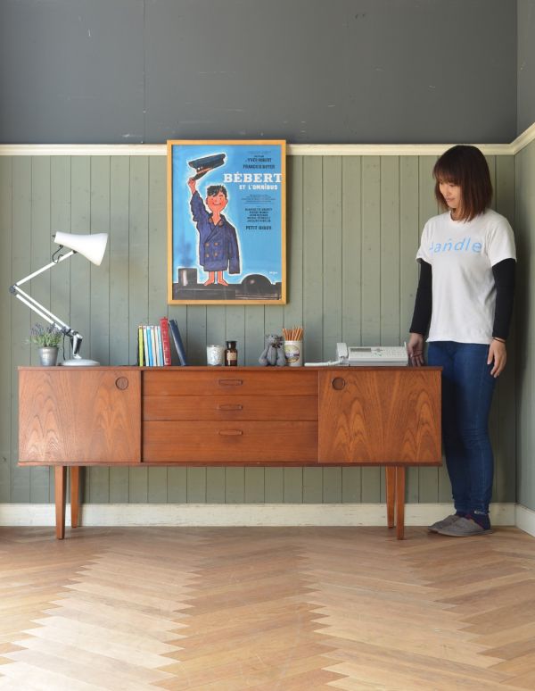 アンティークのキャビネット アンティーク家具 チーク材のヴィンテージ北欧家具、引き戸式サイドボード(テレビ台)。脚があるので軽やかな印象です。(x-741-f)