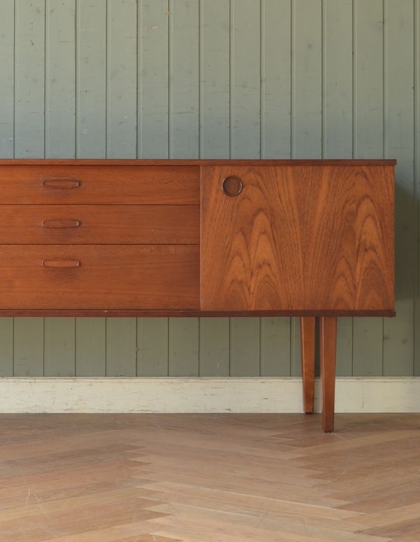 アンティークのキャビネット アンティーク家具 チーク材のヴィンテージ北欧家具、引き戸式サイドボード(テレビ台)。男女ともに人気のシンプルでスタイリッシュなインテリアです。(x-741-f)