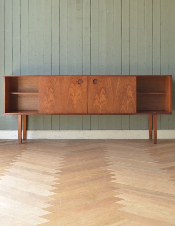 アンティークのキャビネット アンティーク家具 チーク材のヴィンテージ北欧家具、引き戸式サイドボード(テレビ台)。よく使うペン立てやメモ、携帯置きに使いつつ、ディスプレイも楽しめる広さが嬉しいです。(x-741-f)