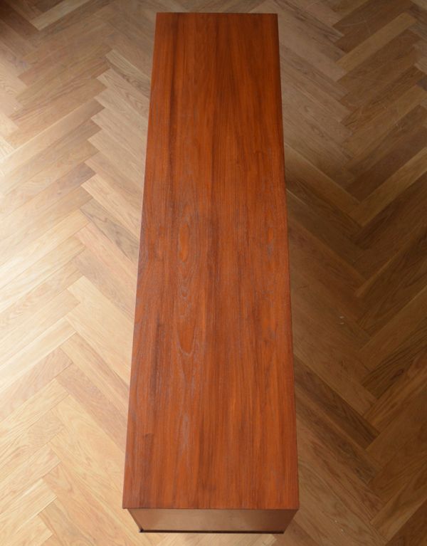 アンティークのキャビネット アンティーク家具 チーク材のヴィンテージ北欧家具、引き戸式サイドボード(テレビ台)。天板もキレイに塗装を仕上げました。(x-741-f)