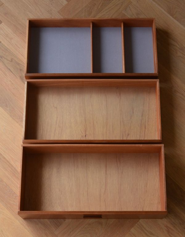 アンティークのキャビネット アンティーク家具 チーク材のヴィンテージ北欧家具、引き戸式サイドボード(テレビ台)。引き出しは全部で3杯。(x-741-f)