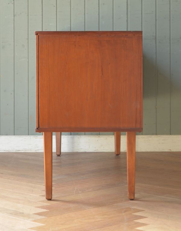 アンティークのキャビネット アンティーク家具 チーク材のヴィンテージ北欧家具、引き戸式サイドボード(テレビ台)。サイドから見てもキレイな状態です。(x-741-f)