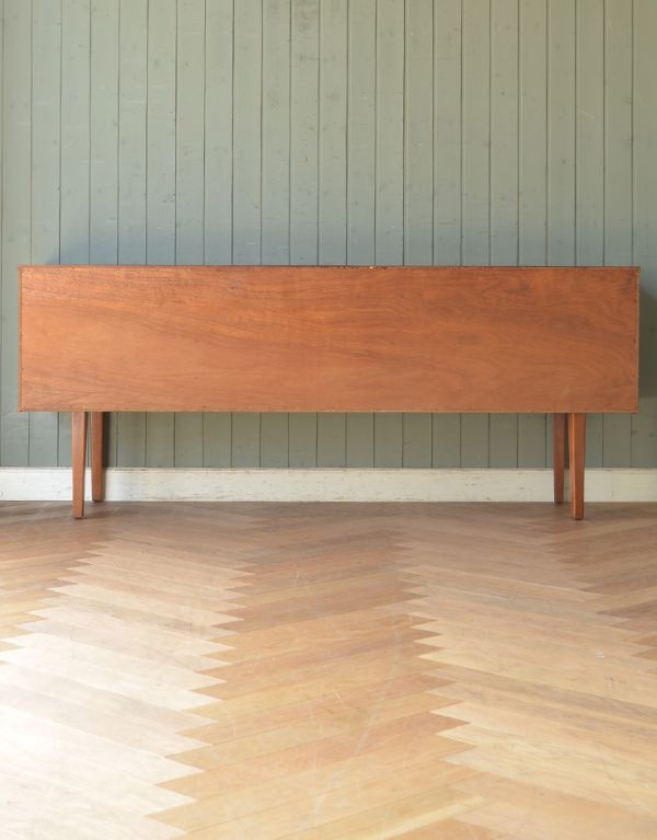 アンティークのキャビネット アンティーク家具 チーク材のヴィンテージ北欧家具、引き戸式サイドボード(テレビ台)。きちんとメンテナンスしてあるので、裏側もキレイです。(x-741-f)