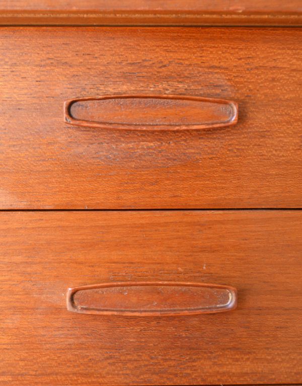 アンティークのキャビネット アンティーク家具 チーク材のヴィンテージ北欧家具、引き戸式サイドボード(テレビ台)。引き出しの取っ手です。(x-741-f)