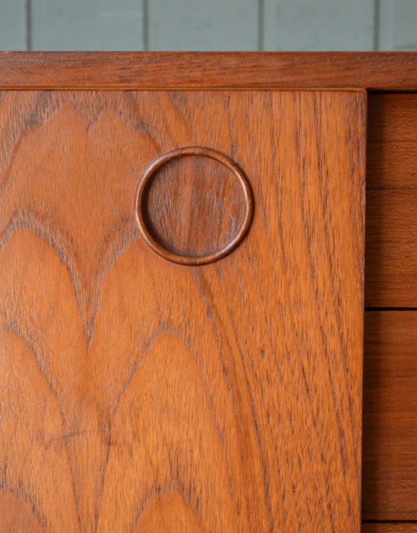 アンティークのキャビネット アンティーク家具 チーク材のヴィンテージ北欧家具、引き戸式サイドボード(テレビ台)。どこか懐かさも感じさせる、引き戸の取っ手です。(x-741-f)