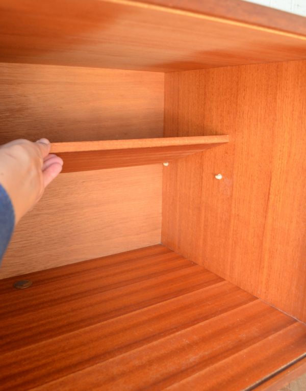 アンティークのキャビネット アンティーク家具 チーク材のヴィンテージ北欧家具、引き戸式サイドボード(テレビ台)。両サイドの棚板はどちらも可動します。(x-741-f)