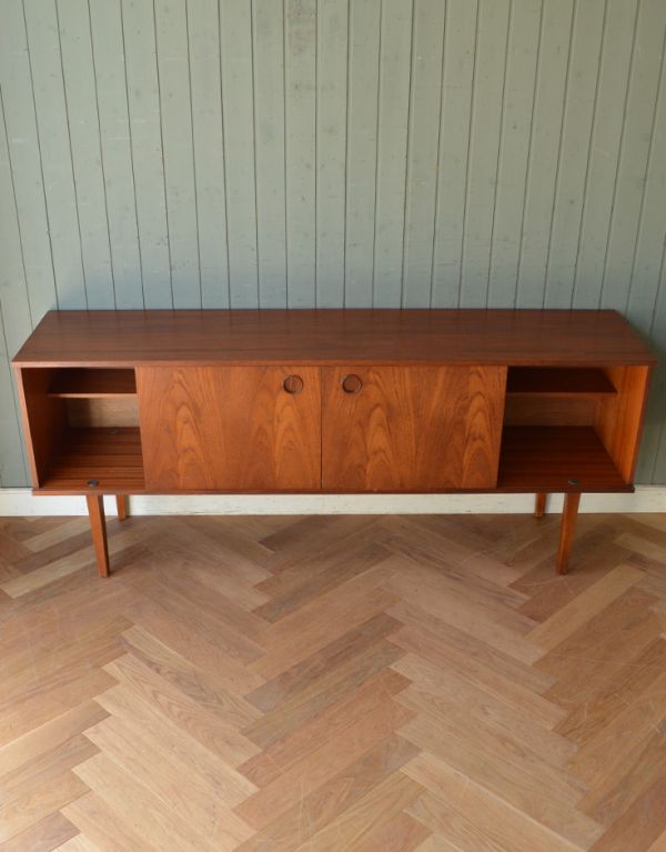 アンティークのキャビネット アンティーク家具 チーク材のヴィンテージ北欧家具、引き戸式サイドボード(テレビ台)。扉の中はとってもキレイな状態です。(x-741-f)