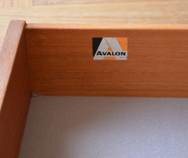 アンティークのキャビネット アンティーク家具 チーク材のヴィンテージ北欧家具、引き戸式サイドボード(テレビ台)。AVALON社のロゴステッカーが残っていました。(x-741-f)