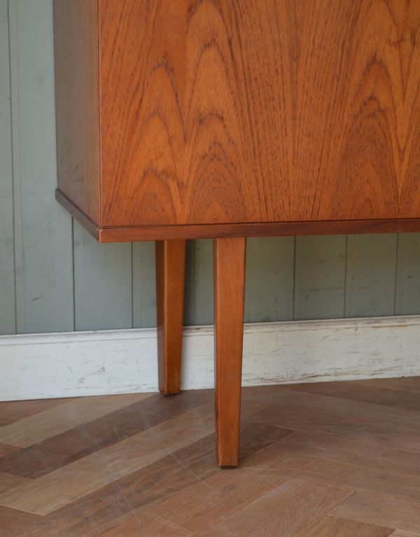 アンティークのキャビネット アンティーク家具 チーク材のヴィンテージ北欧家具、引き戸式サイドボード(テレビ台)。脚はすっきりしたデザインです。(x-741-f)