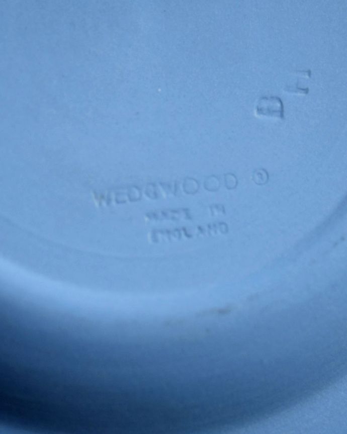 ジャスパーウェア　アンティーク雑貨　アンティークのジャスパーウェア、ギリシャ神話モチーフのウェッジウッドピンディッシュ（Wedgwood）。裏にメーカーの刻印があります。(x-741-z)