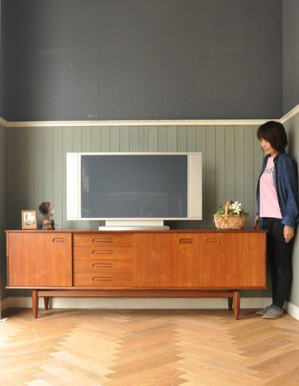 アンティークのキャビネット アンティーク家具 イギリスで買い付けたヴィンテージ家具、引き戸式のサイドボード(テレビボード)。脚があるので軽やかな印象です。(x-744-f)