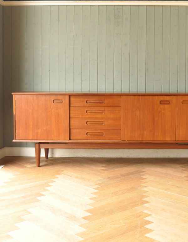 アンティークのキャビネット アンティーク家具 イギリスで買い付けたヴィンテージ家具、引き戸式のサイドボード(テレビボード)。男女ともに人気のシンプルでスタイリッシュなインテリアです。(x-744-f)