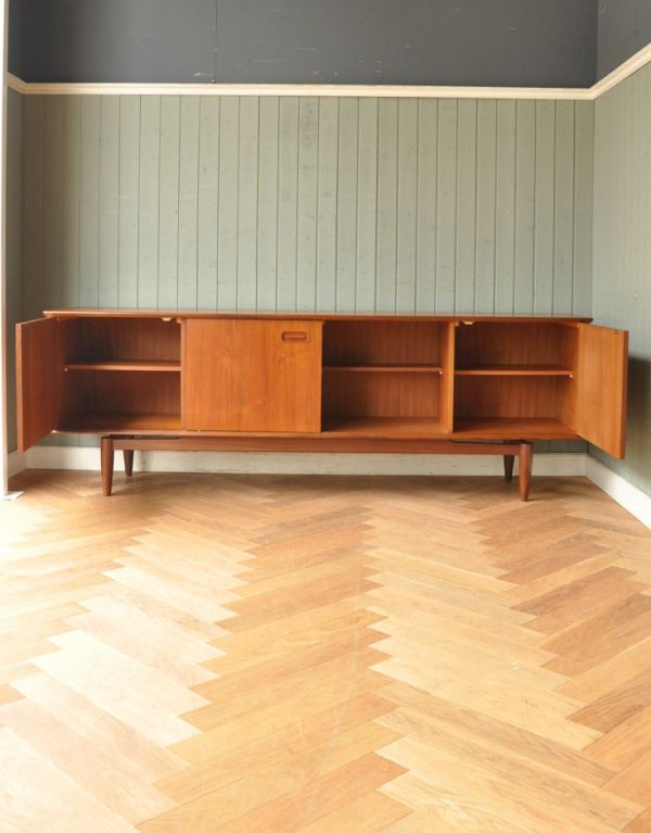 アンティークのキャビネット アンティーク家具 イギリスで買い付けたヴィンテージ家具、引き戸式のサイドボード(テレビボード)。よく使うペン立てやメモ、携帯置きに使いつつ、ディスプレイも楽しめる広さが嬉しいです。(x-744-f)