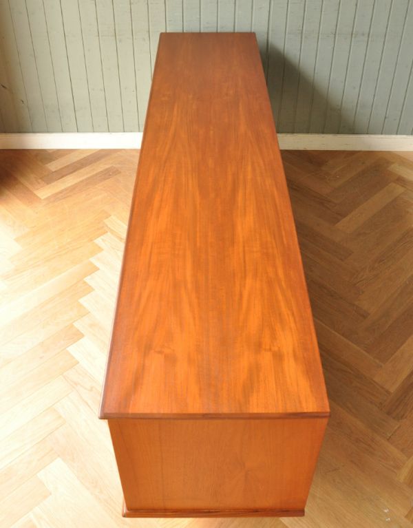 アンティークのキャビネット アンティーク家具 イギリスで買い付けたヴィンテージ家具、引き戸式のサイドボード(テレビボード)。天板もキレイに塗装を仕上げました。(x-744-f)