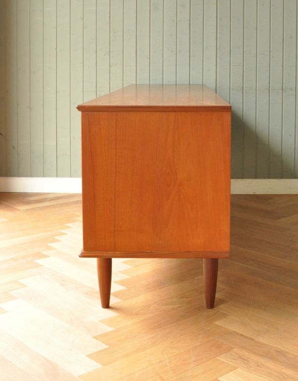 アンティークのキャビネット アンティーク家具 イギリスで買い付けたヴィンテージ家具、引き戸式のサイドボード(テレビボード)。サイドから見てもキレイな状態です。(x-744-f)