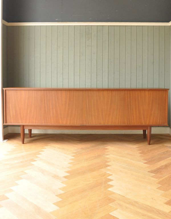 アンティークのキャビネット アンティーク家具 イギリスで買い付けたヴィンテージ家具、引き戸式のサイドボード(テレビボード)。きちんとメンテナンスしてあるので、裏側もキレイです。(x-744-f)