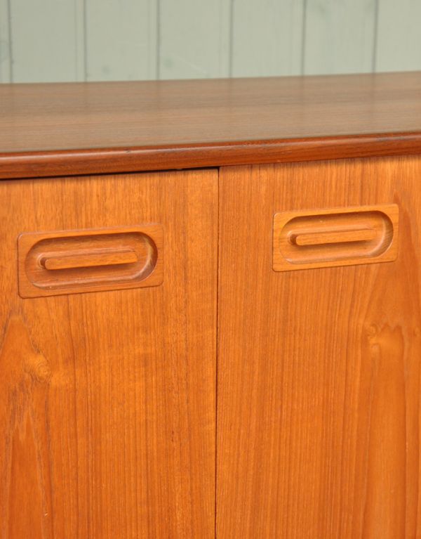 アンティークのキャビネット アンティーク家具 イギリスで買い付けたヴィンテージ家具、引き戸式のサイドボード(テレビボード)。扉は全部で3枚。(x-744-f)