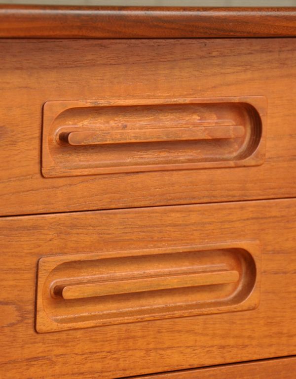 アンティークのキャビネット アンティーク家具 イギリスで買い付けたヴィンテージ家具、引き戸式のサイドボード(テレビボード)。引き出しの取っ手です。(x-744-f)