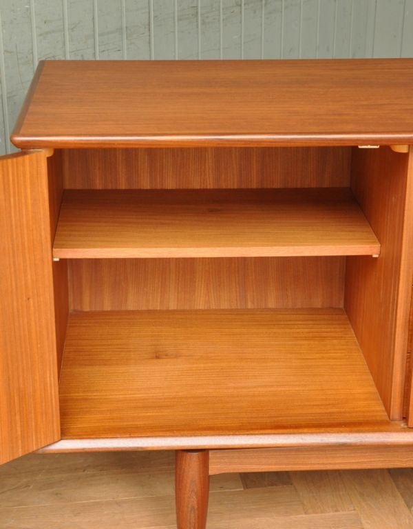 アンティークのキャビネット アンティーク家具 イギリスで買い付けたヴィンテージ家具、引き戸式のサイドボード(テレビボード)。左扉の棚板は可動です。(x-744-f)