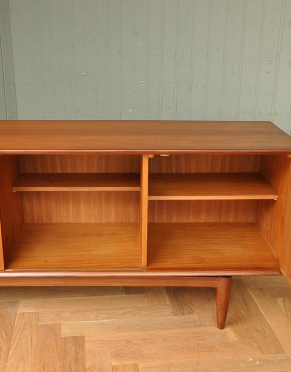 アンティークのキャビネット アンティーク家具 イギリスで買い付けたヴィンテージ家具、引き戸式のサイドボード(テレビボード)。【中央扉の棚板】棚板は可動です。(x-744-f)