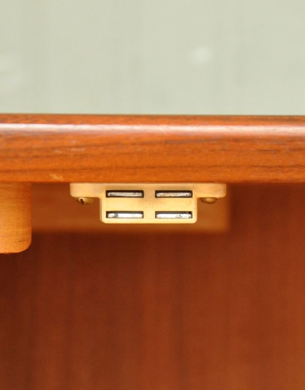 アンティークのキャビネット アンティーク家具 イギリスで買い付けたヴィンテージ家具、引き戸式のサイドボード(テレビボード)。マグネットが付いているので開閉がスムーズです。(x-744-f)