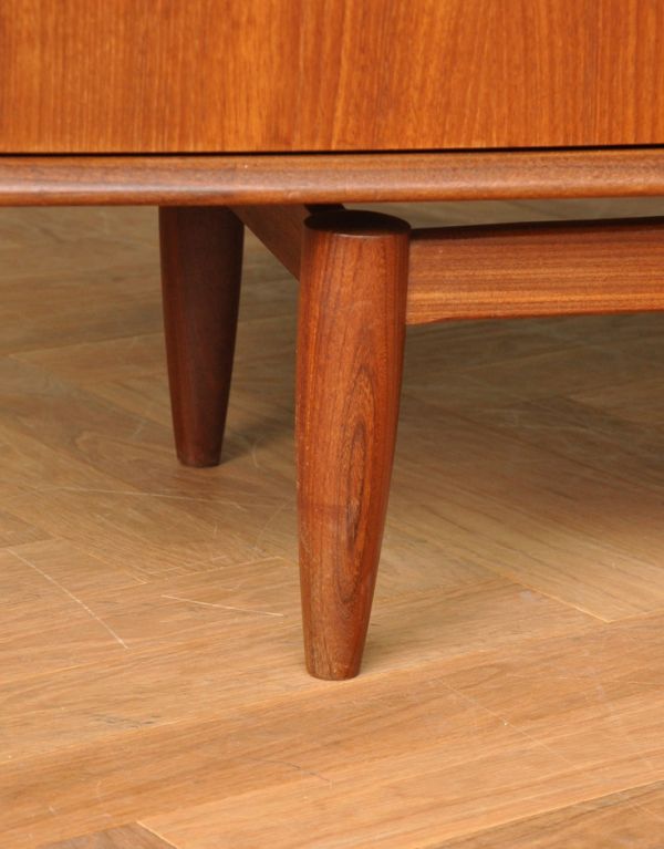 アンティークのキャビネット アンティーク家具 イギリスで買い付けたヴィンテージ家具、引き戸式のサイドボード(テレビボード)。脚はすっきりしたデザインです。(x-744-f)