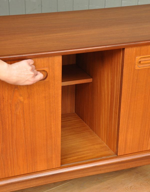 アンティークのキャビネット アンティーク家具 イギリスで買い付けたヴィンテージ家具、引き戸式のサイドボード(テレビボード)。どこか懐かさも感じさせる、引き戸です。(x-744-f)