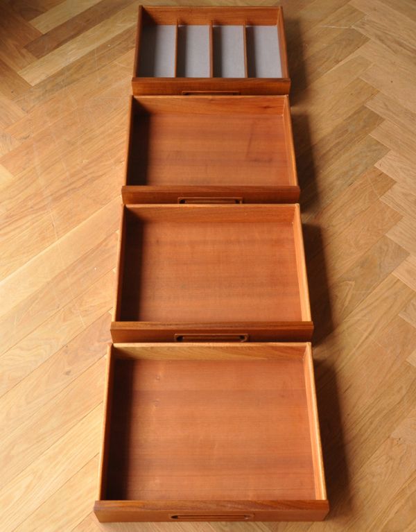 アンティークのキャビネット アンティーク家具 イギリスで買い付けたヴィンテージ家具、引き戸式のサイドボード(テレビボード)。引き出しは全部で4杯。(x-744-f)